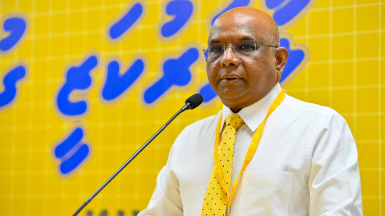 އެމްޑީޕީގެ ރިޔާސީ ޕްރައިމަރީގެ ކެމްޕެއިން ފެއްޓެވުމަށް ޝާހިދު މާދަމާ އައްޑޫ ސިޓީއަށް ވަޑައިގަންނަވަނީ