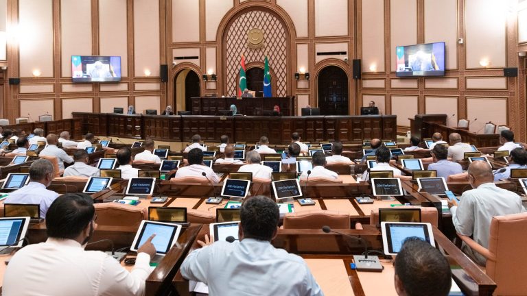 ވިހެއުމުން ޗުއްޓީ ނެގުމުން ޕްރޮމޯޝަން ނުލިބޭތީ ޕެޓިޝަނަކަށް ސޮއި ހޯދަން ފަށައިފި