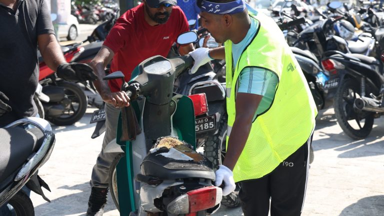 މާލޭ މަގުމަތީގައި ހުރި ބާ އުޅަނދުތައް ނަގަނީ!