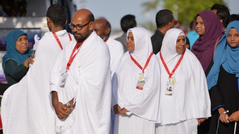 މި ރަމަޟާންމަހު، ޢުމްރާއަށްދާ މީހުންގެ ޑެބިޓްކާޑަށް 1500 ޑޮލަރު ޖަމާކުރުމަށް، ރައީސް އަންގަވައިފި