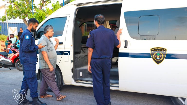 ސައްޚަ ވިސާ ނެތި މަސައްކަތް ކުރަމުން ދިޔަ ތިން ބިދޭސީންތަކެއް އަތުލައިގަނެފި