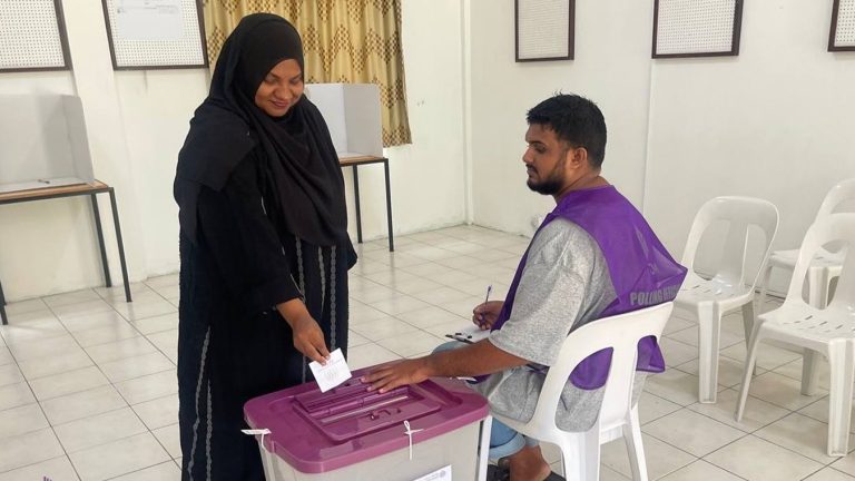 ބައި އިލެކްޝަން- ވޯޓުކަރުދާސް ޖީބަށް ލައިގެން ނުކުންނަނިކޮށް މަޑުކުރުވައިފި