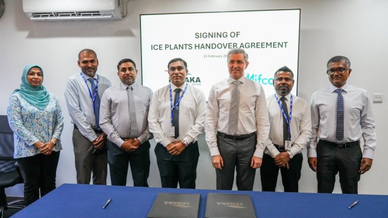 ފެނަކައިން ހިންގަމުން ދިޔަ 14 އައިސްޕްލާންޓް މިފްކޯގެ ދަށަށް