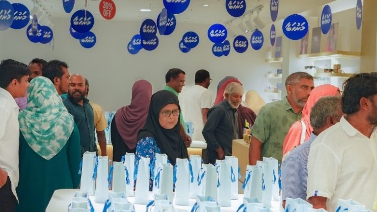 އައިކެއާގެ އާ އައުޓްލެޓެއް އުނގޫފާރުގައި ހުޅުވައިފި