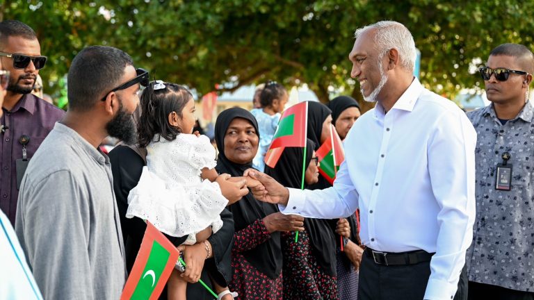 ދ އަތޮޅަށް ކުރައްވާ ދަތުރުފުޅުގެ ފުރަތަމަ މަންޒިލް، ކުޑަހުވަދޫ އިން ރައީސަށް ހޫނު މަރުހަބާއެއް!