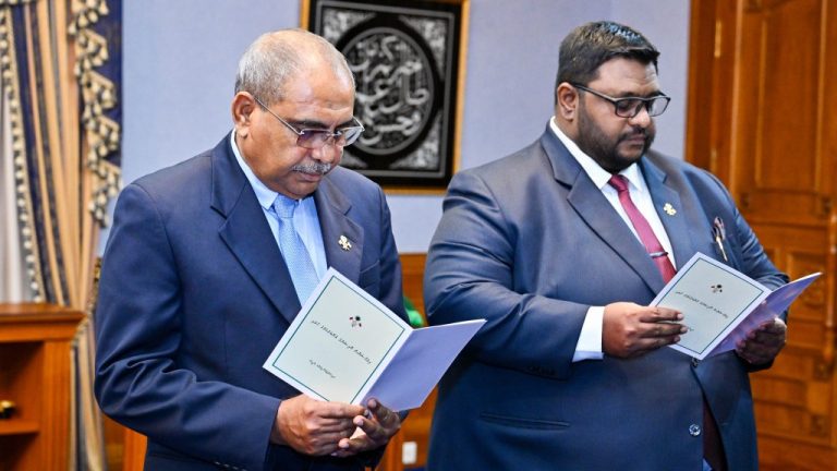 އީސީގެ ރައީސަކަށް ޒާހިދާއި ނައިބު ރައީސަކަށް ޢަބްދުއްރަޙްމާން ޞަލާޙަށް ރުހުން ހޯދަން ކޮމިޓީއަށް