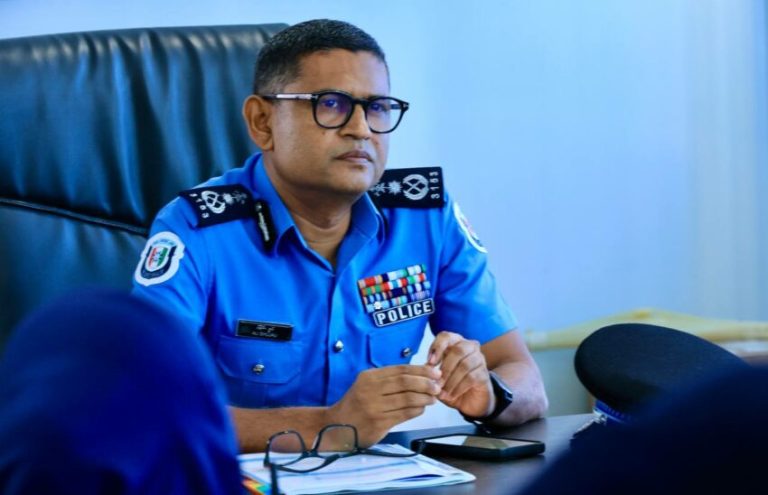 ފުރާޅެއްގެ މައްޗަށް އަންހެނަކު ވެއްޓިފައި އޮއްވާ ފެނުނު މައްސަލައިގައި ހިމެނޭ އެންމެން ފުރުން މަނާކޮށްފި