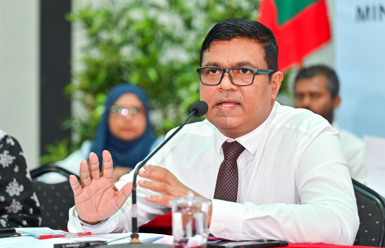 18 އަހަރުން މަތީގެ މީހަކަށް ގަވައިދުން ލައިސަންސް ނެގުމަށް ހުރަހެއް ނޯންނާނެ: މިނިސްޓަރު އަމީން