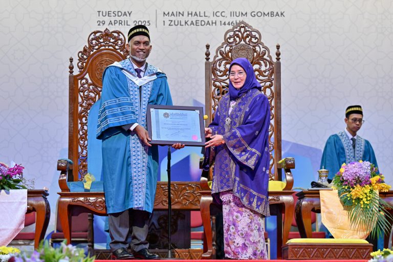 އައިއައިޔޫއެމްގެ ފުރަތަމަ ޑޮކްޓަރޭޓްގެ ލަގަބު ރައީސް ޑރ މުއިއްޒުއަށް