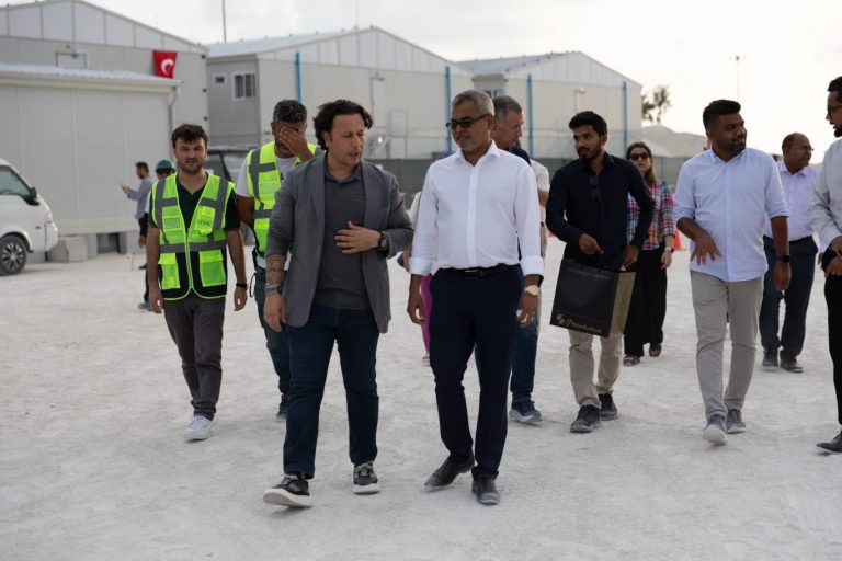 އެމް.އާރު.އޭ.ސީއިން ތަރައްޤީކުރާ ރިސޯޓުގެ މަސައްކަތްތައް މިނިސްޓަރު ބައްލަވައިފި