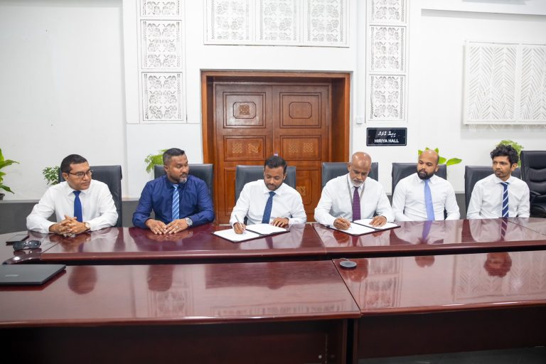 އައްޑޫ ސިޓީ ލިންކް ރޯޑާއި ފެން ހިންދާ ނިޒާމު ޒަމާނީ ފެންވަރަށް ތަރައްޤީ ކުރަން އާރުޑީސީ އާއި ހަވާލުކޮށްފި