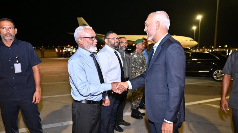 ލިވަޕޫލް ފުޓްބޯޅަ ކްލަބާއި ގުޅިގެން ފަތުރުވެރިކަން ޕްރޮމޯޓުކުރުމަށް ރައީސް އިނގިރޭސިވިލާތަށް