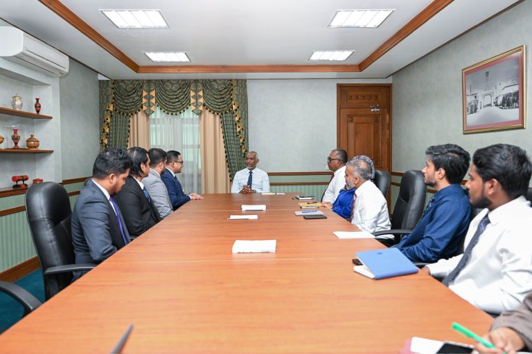 ރައީސް ޓިކްޓޮކްގެ ވެރިންނާ ބައްދަލުކުރައްވައިފި