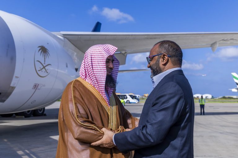 މަސްޖިދުއްނަބަވީގެ އިމާމު، ރާއްޖެއަށް ކުރެއްވި ރަސްމީ ދަތުރުފުޅު ނިންމަވާލެއްވުމަށްފަހު ފުރާވަޑައިގަންނަވައިފި