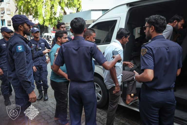 ގަވާއިދާ ޚިލާފަށް އުޅުނު 13 ބިދޭސީއަކު އިމިގްރޭޝަންގެ ބެލުމުގެ ދަށަށް ގެނެސްފި