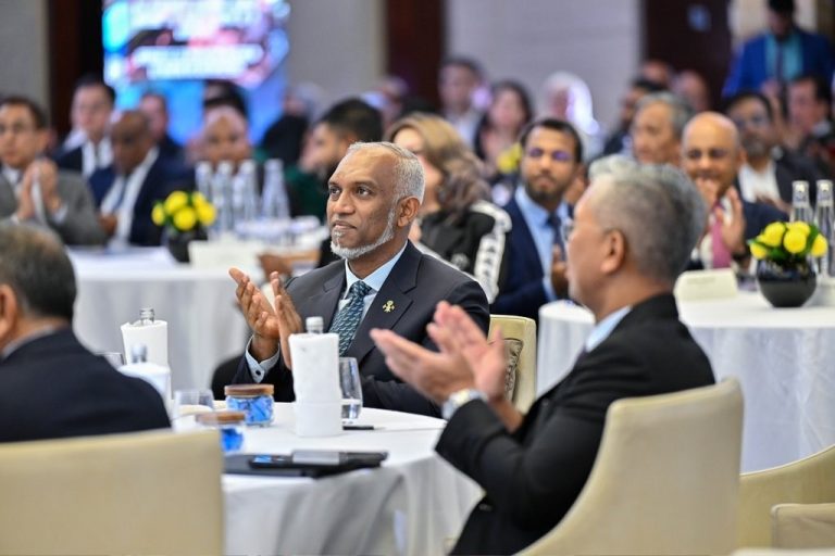 މެލޭޝިއާގެ ވިޔަފާރިތަކުން ދިވެހިރާއްޖޭގެ ތަރައްޤީގައި ބައިވެރިވުމަށް ރައީސުލްޖުމްހޫރިއްޔާ ދަޢުވަތު ދެއްވައިފި