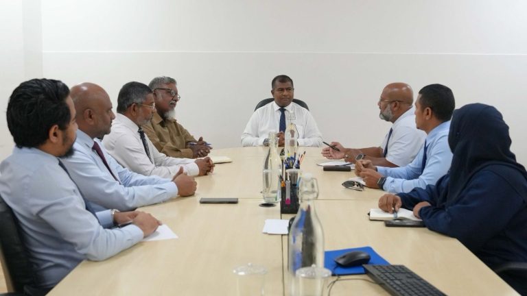 ފުލުހުންނާއި ދިވެހިބަހާއި ތާރީހާއި ސަގާފަތާ ބެހޭ ވުޒާރާއާ ގުޅިގެން ކުރެވިދާނެ މަސައްކަތްތަކާ ގުޅޭ ބައްދަލުވުމެއް ބާއްވައިފި