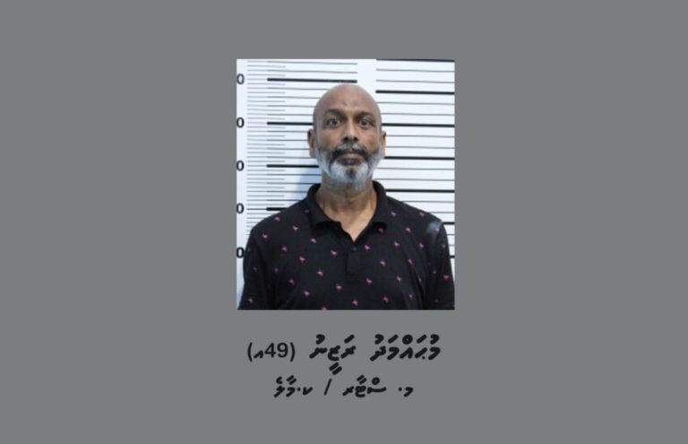 ކެފޭއެއްގެ ބިއްލޫރި ރެކު ތަޅާލި މީހާ ހައްޔަރުކޮށްފި