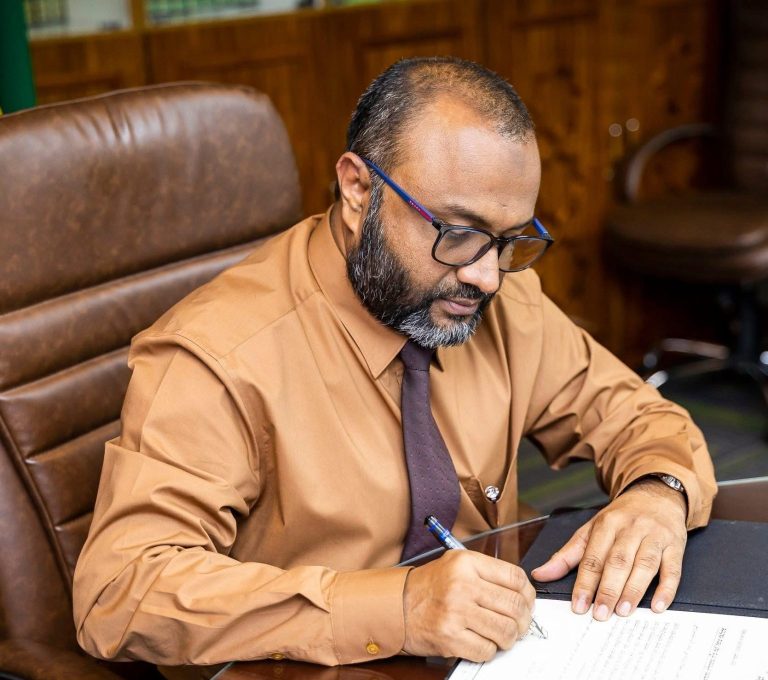 ވަޒީރު ޝަހީމް އަދާލަތު ޕާޓީއަށް ސޮއިކުރައްވައިފި