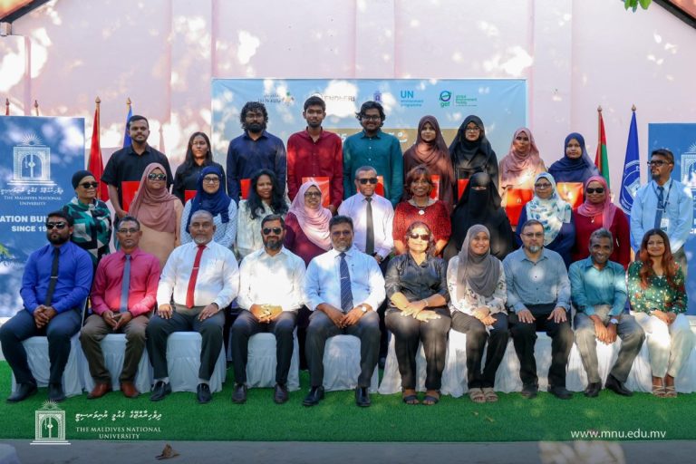 ތިމާވެއްޓާއި ސައިންސާއި ބެހޭ ކޯހުގެ ދަރިވަރުންނަށް ސްކޮލަރޝިޕް މިއަދު ހަވާލުކޮށްފި