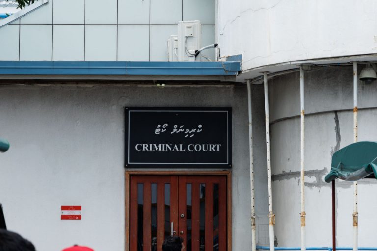 ކޯރާޑިއަކާއި އިތުރު ހަތިޔާރުތަކެއް ބޭނުންކޮށްގެން މީހަކަށް ހަމަލަދޭން އުޅުނު މީހަކު ހައްޔަރުކޮށްފި