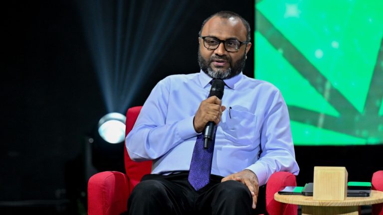 އަދާލަތު ޕާޓީއާ އަލުން ގުޅިވަޑައިގެން އެ ޕާޓީގެ އެތެރޭގެ އިންތިޚާބުގައި ވާދަކުރައްވަން ވަޒީރު ޑރ. ޝަހީމް ނިންމަވައިފި