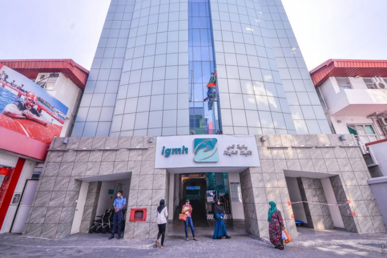 ފުރާޅު މައްޗަށް ވެއްޓިފައި އޮއްވާ ފެނުނު އަންހެން މީހާއަށް ވެންޓިލޭޓަރުގައި ފަރުވާ ދޭން ފަށައިފި
