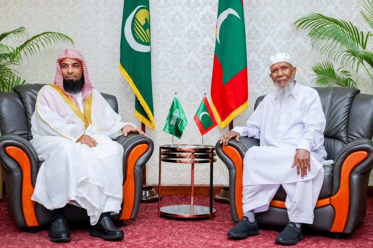 މަސްޖިދުއްނަބަވީގެ އިމާމު، މަދީނާ އިސްލާމީ ޔުނިވާސިޓީން ތަޢުލީމް ޙާސިލްކުރެއްވި ފުރަތަމަ ދިވެހި ޢިލްމުވެރިޔާއާ ބައްދަލުކުރައްވައިފި