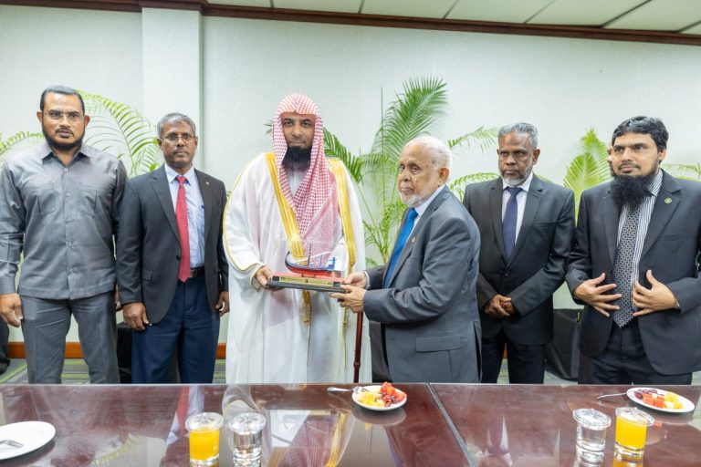 މަސްޖިދުއްނަބަވީގެ އިމާމު، އިސްލާމީ ފަތުވާދޭ އެންމެ މަތީ މަޖިލީހާއި ބައްދަލު ކުރައްވައިފި