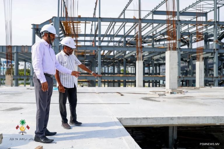 އަލަށް ޤާއިމްކުރާ ސްވިމިންގ ޕޫލުގެ މަސައްކަތް ކުރިއަށްދާ ގޮތް ވަޒީރު ބައްލަވައިފި