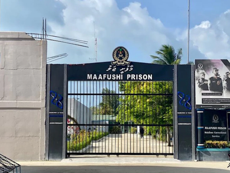 ޝަރީޢަތް ނިމެންދެން ބަންދުގައި ތިބި މީހުންގެ ތެރެއިން ދެމީހަކު ޓެގް އަޅުވައި ދޫކޮށްފި