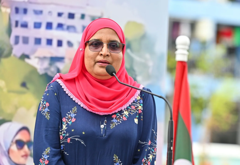 ރައީސްގެ ދަރިކަނބަލުން ކުރެއްވި ޕޯސްޓެއްކަމަށް ބުނެ ދައުރުކުރާ ފޮޓޯއަކީ ފޭކެއް: އާޒިމާ