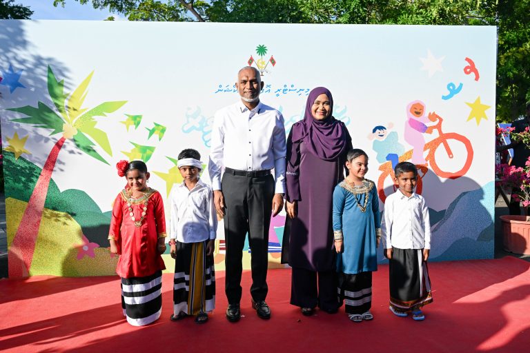 ރައީސުލްޖުމްހޫރިއްޔާގެ ދެކަނބަލުން، ކުޑަކުދިންގެ ދުވަހުގެ ހަރަކާތްތައް ބައްލަވައިލައްވައިފި