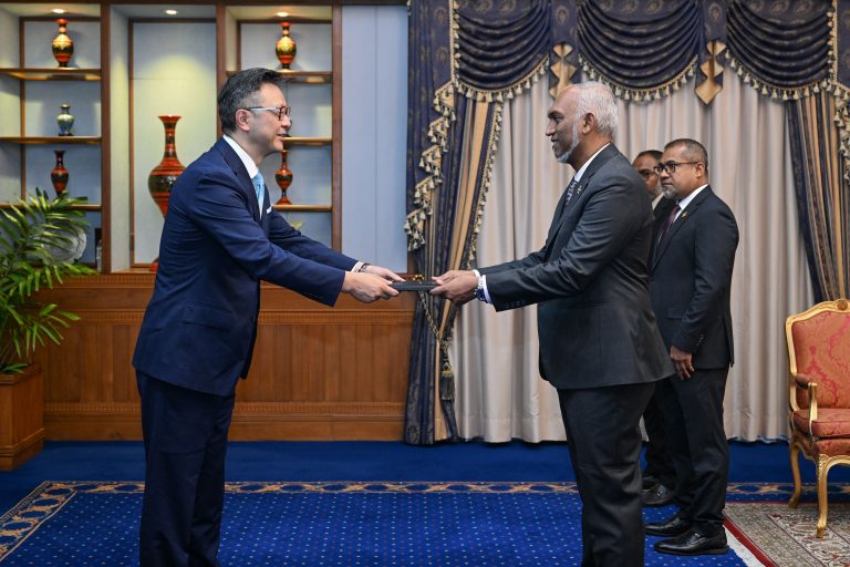 އ.ދ.އިން ރާއްޖެއަށް އަލަށް ކަނޑައެޅުއްވި ރެޒިޑެންޓް ކޯޑިނޭޓަރގެ މަގާމުގެ ފަތްކޮޅު، ރައީސްއަށް އަރުއްވައިފި