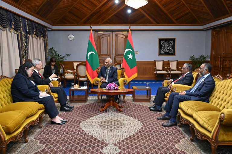 ސިންގަޕޫރުން ރާއްޖެއަށް ކަނޑައަޅާފައި ހުންނަވާ ނޮން-ރެސިޑެންޓް ހައިކޮމިޝަނަރު، ރައީސްގެ އަރިހަށް އިޙްތިރާމްގެ ޒިޔާރަތެއް ކުރައްވައިފި