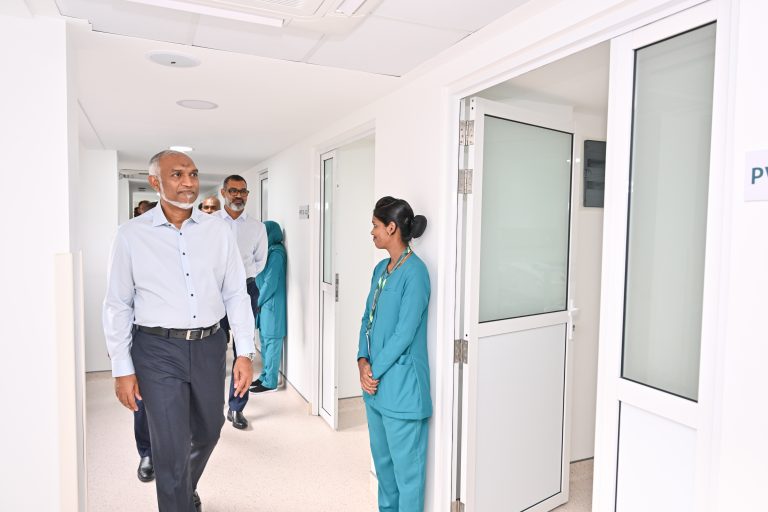 މުހިންމީ ވިޔަފާރިވެރިން ރައްޔިތުންނަށް ދެރަ ނިކަމެތިކަންދިނުމުގެ އާދަ މިޤައުމުން ފިލުވާލަން: ރައީސް