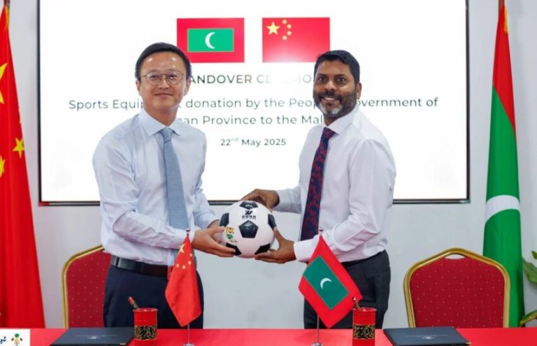 ޗައިނާ ސަރުކާރުން ރާއްޖެއަށް ގިނަ އަދަދެއްގެ ކުޅިވަރު ސާމާނު ހަދިޔާކޮށްފި