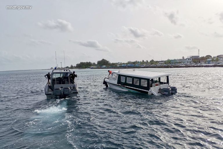 ފީނަން އޮތް މީހެއްގެ ގައިމަތިން ލޯންޗެއް ގޮސް، އޭނާގެ އަތް ބުރިވެއްޖެ