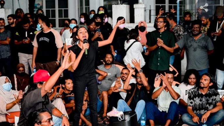 ރޭގެ މުޒާހަރާގައި ފުލުހުންގެ އަމުރަށް ނުކިޔަމަންތެރިވި ދެ ޒުވާނަކު ހައްޔަރުކޮށްފި