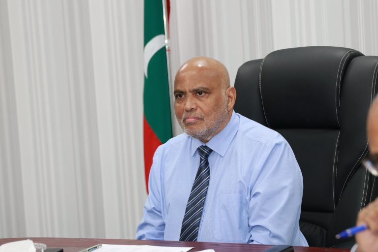 ސްޕެއިންގައި ޕައިލެޓް ކަން ކިޔަވާ ބައެއް ދަރިވަރުންނާ މިިނިސްޓަރ ހައިދަރު ބައްދަލުކުރައްވައިފި