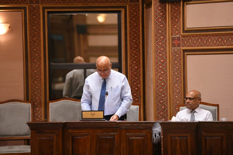 ސްޓޫޑެންޓް ލޯނަށް ޤަވާއިދުން ފައިސާ ދައްކަނީ 40 އިންސައްތަ ދަރިވަރުން: ވަޒީރު