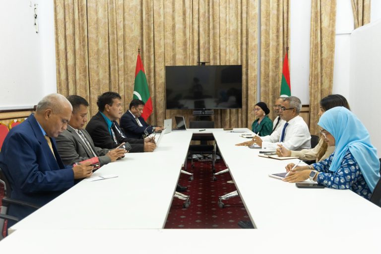 ކިރިބަތީގެ ޕާލިމެންޓް ވަފުދެއް މިނިސްޓަރ ޠާރިޤް އިބްރާހިމް އާއި ބައްދަލުކުރައްވައިފި