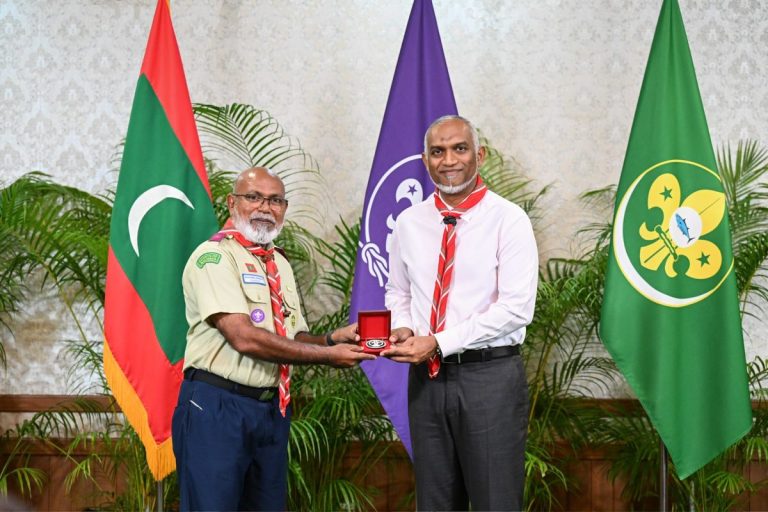 ރައީސުލްޖުމްހޫރިއްޔާއަށް ވަރލްޑް ސްކައުޓް ބެޖު އަރުވައިފި