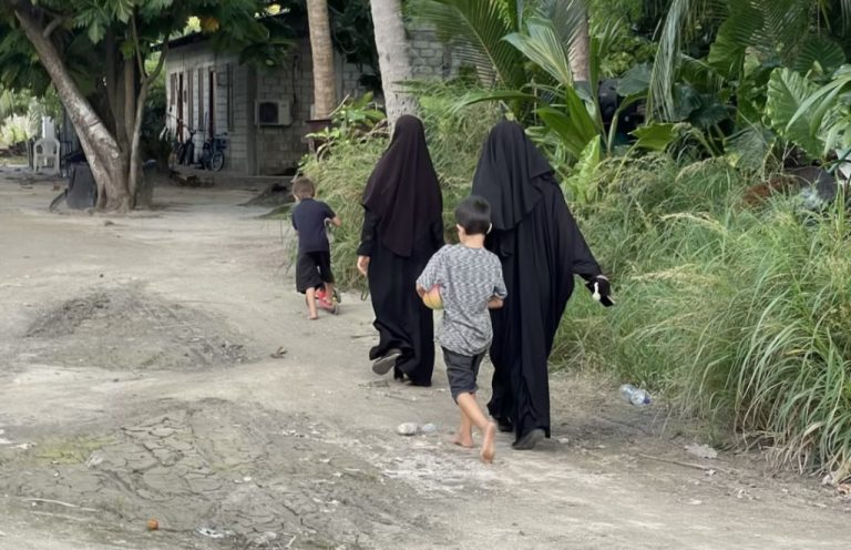 ވިސާ ނެތި ރާއްޖޭގައި ދިރިއުޅެމުންދިޔަ ފްރާންސް އާއިލާ ފޮނުވާލައިފި