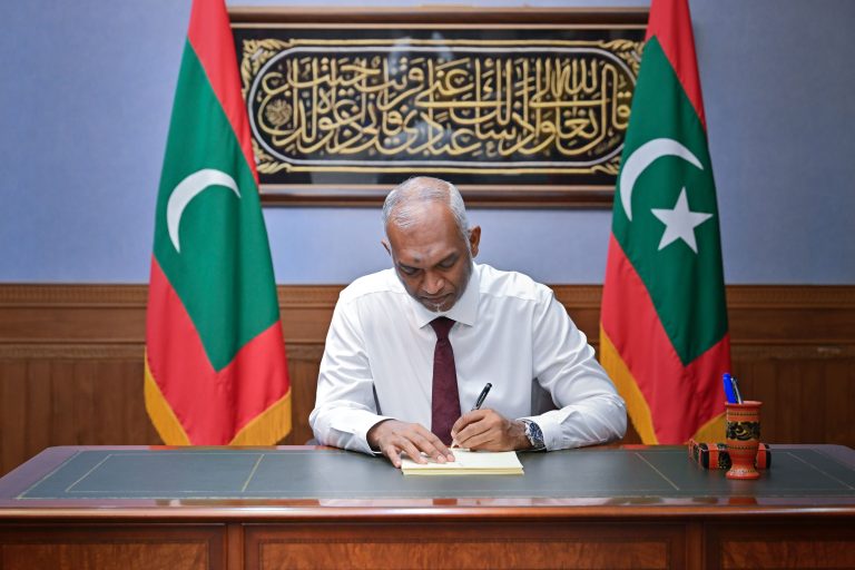 އިދާރީ ދާއިރާތައް ލާމަރުކަޒީ އުޞޫލުން ހިންގުމުގެ ޤާނޫނަށް އިޞްލާޙު ގެނައުމުގެ ބިލު ރައީސް ތަޞްދީޤުކުރައްވައިފި