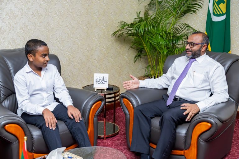 ޙާފިޡުކަމުގެ ސަނަދު ޚާސިލްކުރި ތިން ޙާފިޡަކާއި، ވަޒީރު ޑރ. ޝަހީމް ބައްދަލުކުރައްވައިފި