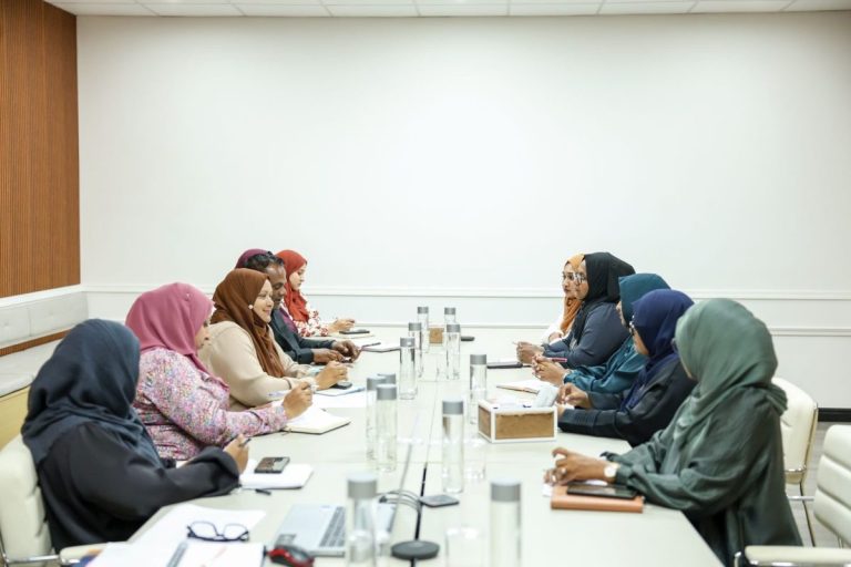 ފަޤީރު ހާލަތުގައި ދިރިއުޅޭ ފަރާތްތަކަށް ވަޒީފާ ހަމަޖެއްސުމަށް އާރުޑީސީ އާއި އެކު މަޝްވަރާކޮށްފި