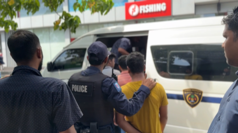 ގަވާއިދާ ޚިލާފަށް އުޅެމުންދިޔަ 3 ބިދޭސީއަކު އިމިގްރޭޝަނުގެ ބެލުމުގެ ދަށަށް ގެނެސްފި
