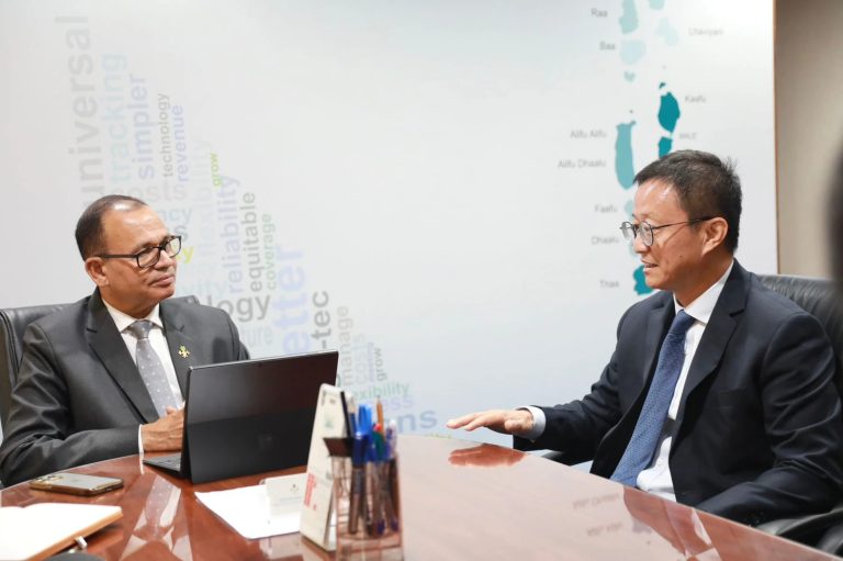 ޗައިނާގެ ސަފީރު، މިނިސްޓަރ އާދަމް ޝަރީފުގެ އަރިހަށް އިޙްތިރާމުގެ ޒިޔާރަތެއް ކުރައްވައިފި