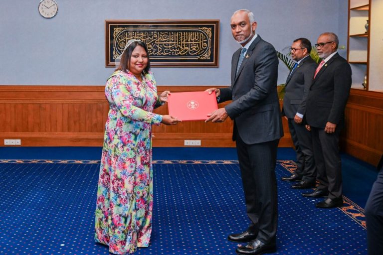 ފޮރިން ސެކްރެޓަރީ ފާތިމަތު އިނާޔާ އެ މަގާމުން އިސްތިއުފާ ދެއްވައިފި